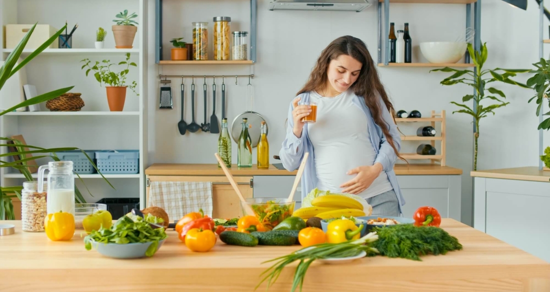 Zwangere vrouw keuken