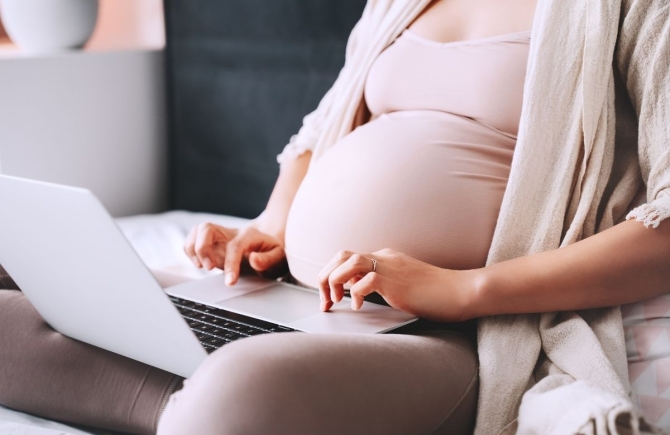 Zwangere vrouw met laptop