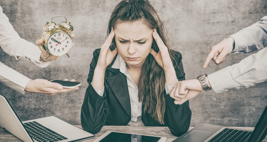 vrouw die overmand wordt door werk