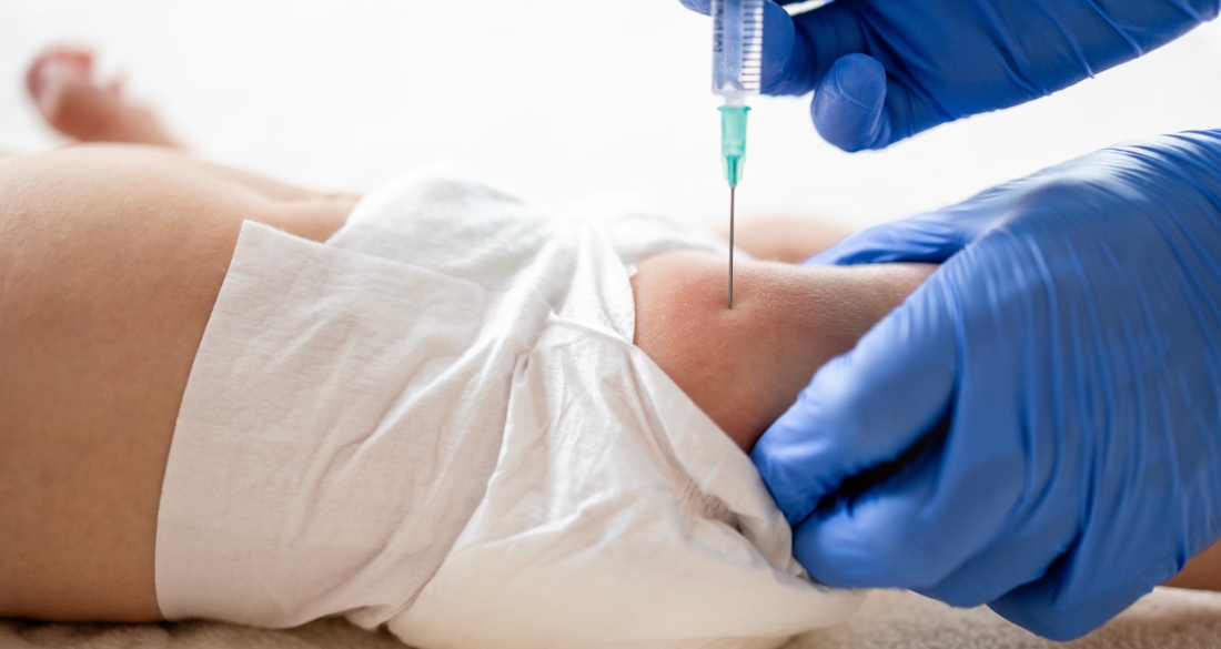 baby die een vaccin in zijn bil krijgt