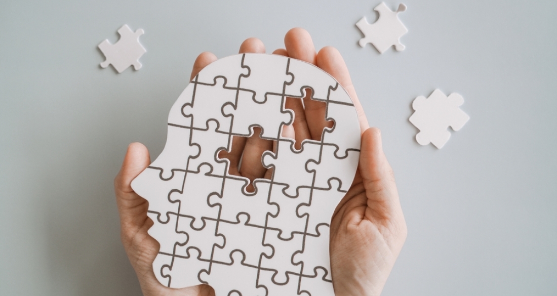 persoon in puzzel met ontbrekende puzzelstukjes in het hoofd