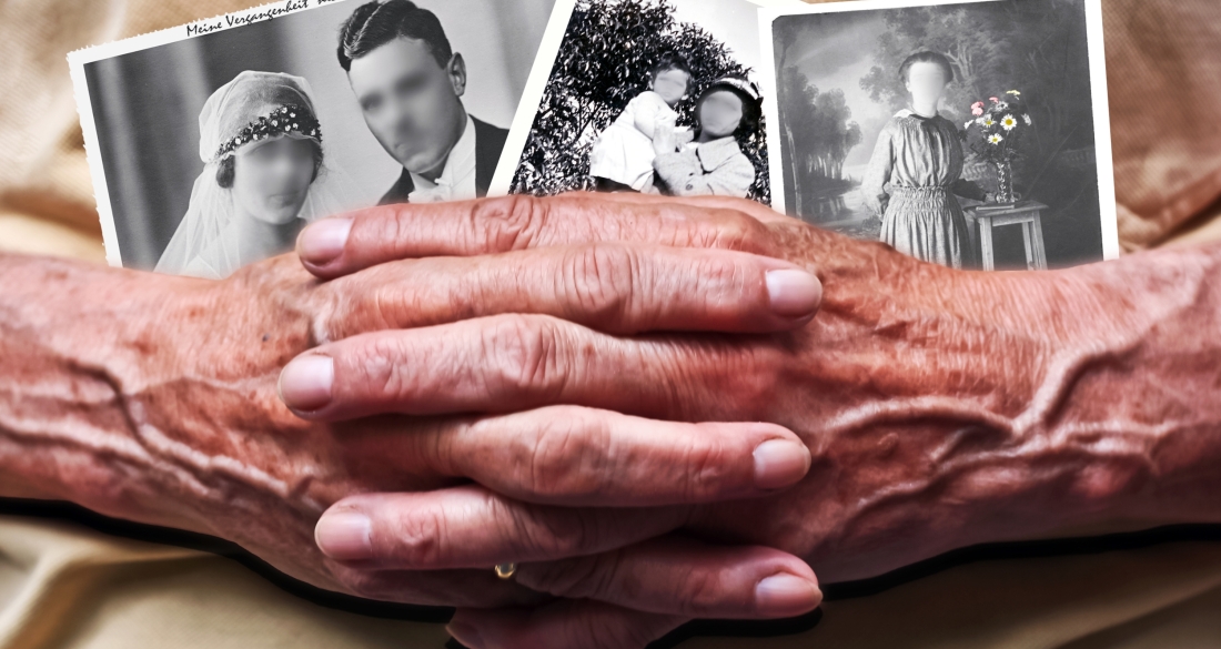gevouwen handen met foto's waarvan het gezicht verdwenen is