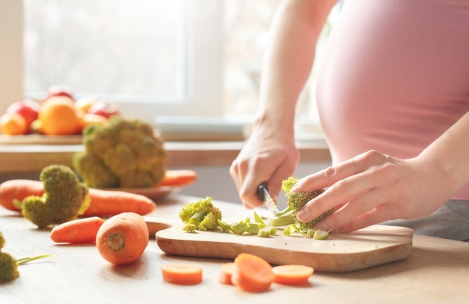 Zwangere vrouw kookt