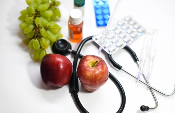 Fruit, medicijnen, stetoscoop