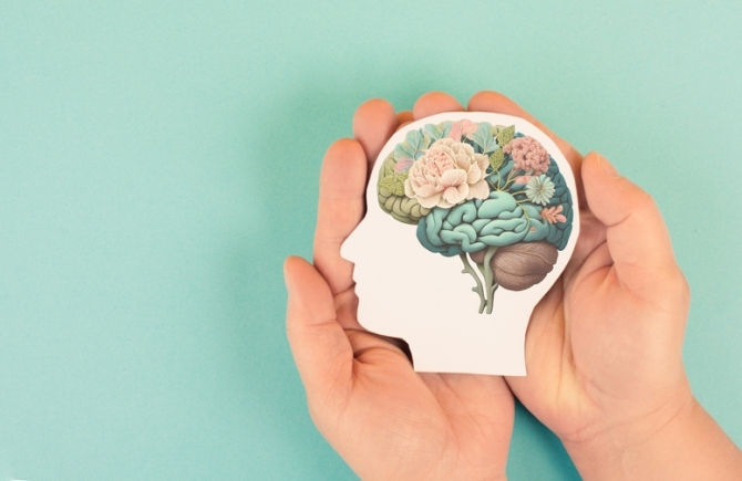 handen die een afbeelding van mentale gezondheid vasthouden