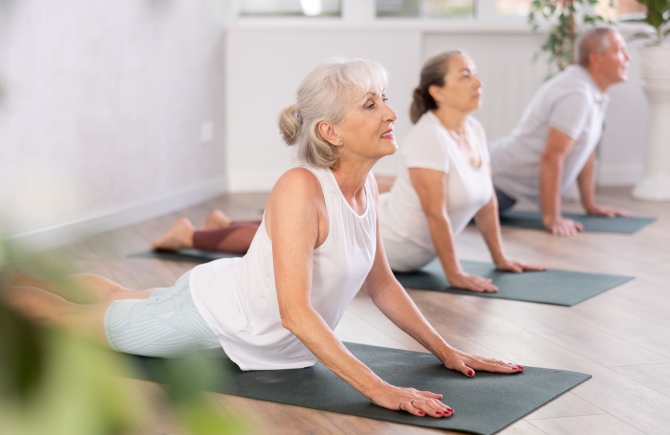 Oudere dames op een yogamat