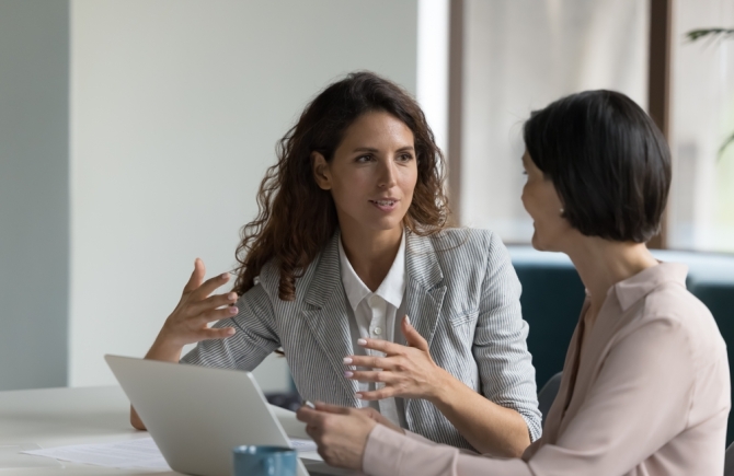 twee dames praten met elkaar