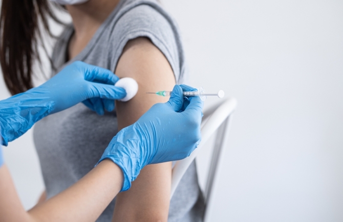 vrouw krijgt vaccin toegediend
