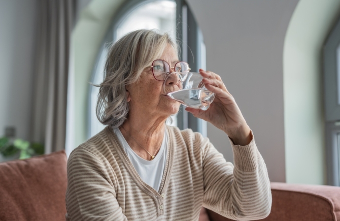 oudere vrouw met glas water
